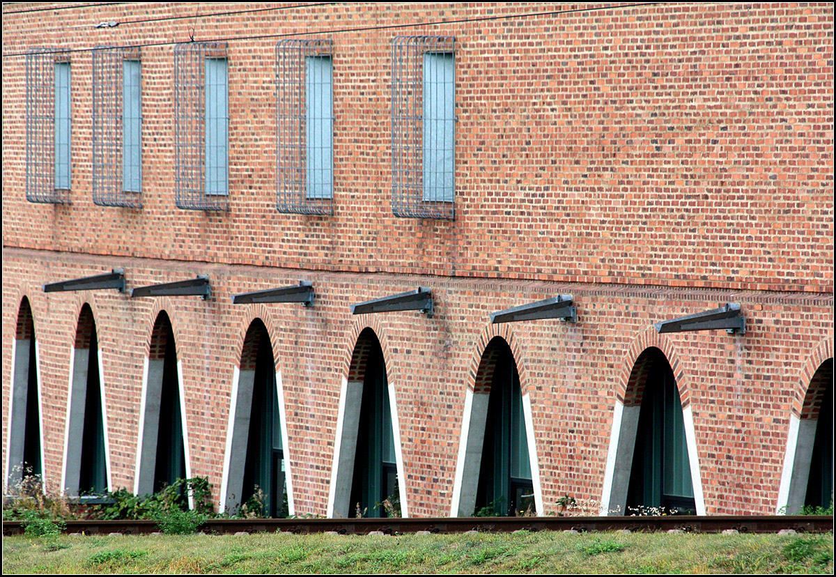. Grund- und Hauptschule mit Werkrealschule im Scharnhauser Park, Ostfildern -

Impression der ungewöhnlichen Fassade der Sporthalle.

Oktober 2009 (Matthias)
