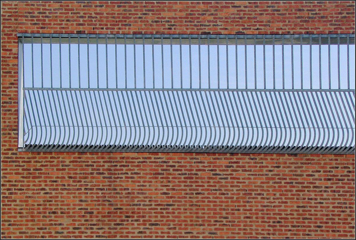 . Grund- und Hauptschule mit Werkrealschule im Scharnhauser Park, Ostfildern -

Die vergitterte Öffnung über der Sporthalle für den Sportplatz.

Juni 2005 (Matthias)
