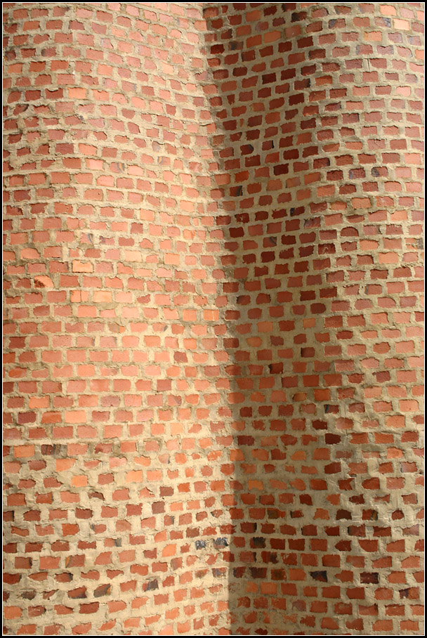 . Grund- und Hauptschule mit Werkrealschule im Scharnhauser Park, Ostfildern -

Detailansicht der Backsteinfassade im Bereich der Kamin-Rundungen. 

Juli 2005 (Matthias)