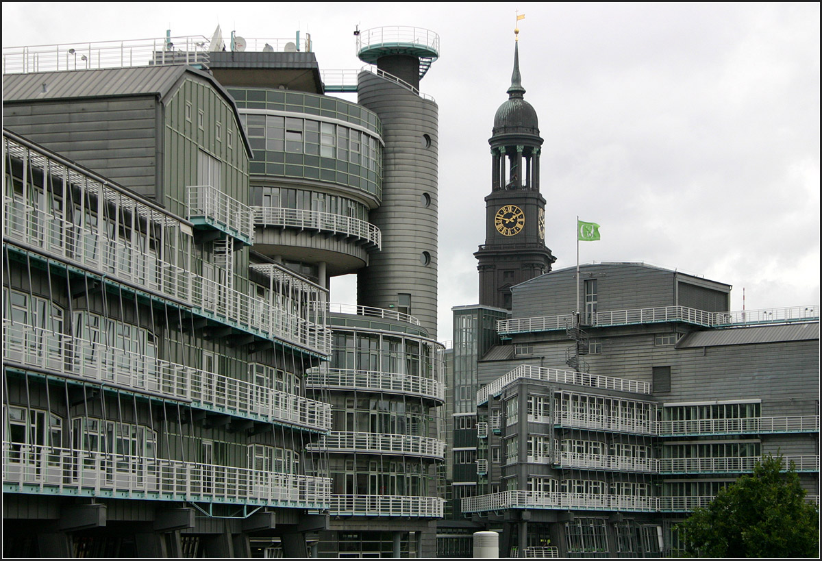 . Gruner + Jahr in Hamburg -

Im Hintergrund der Turm von St.Michaelis.

August 2005 (Matthias)