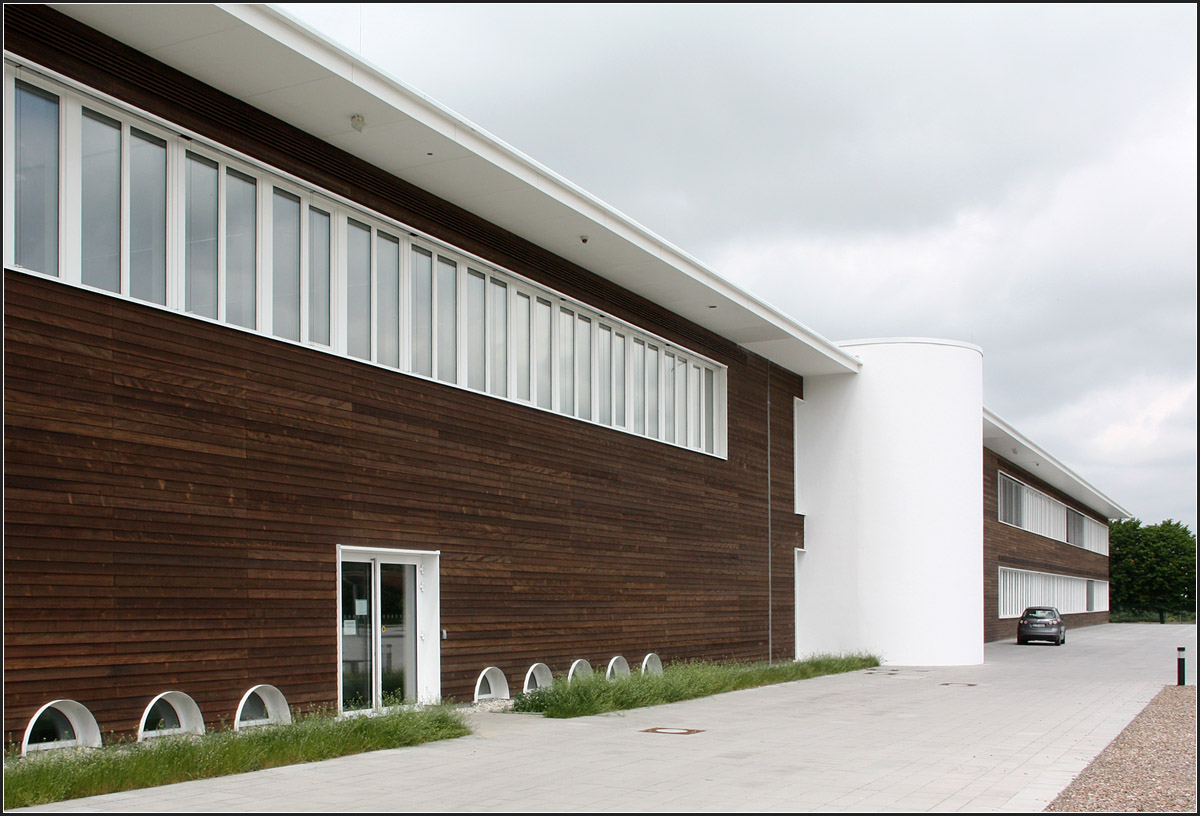 . Gymnasium Buchloe -

Die kleine halbrunden Fenster auf Fußbodenhöhe, ein Detail das zu LRO-Architekten passt.

Mai 2014 (Matthias)