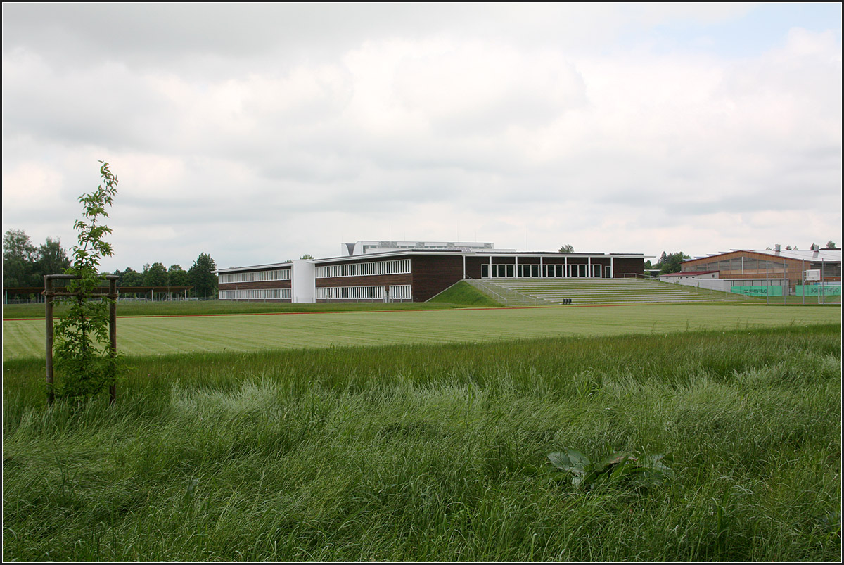 . Gymnasium Buchloe -

Gesamtansicht des Gymnasiums von Südwesten. Leider ist das Nachbargebäude auf der Ostseite, eine Eissporthalle wenig ansehnlich. 

Mai 2014 (Matthias)