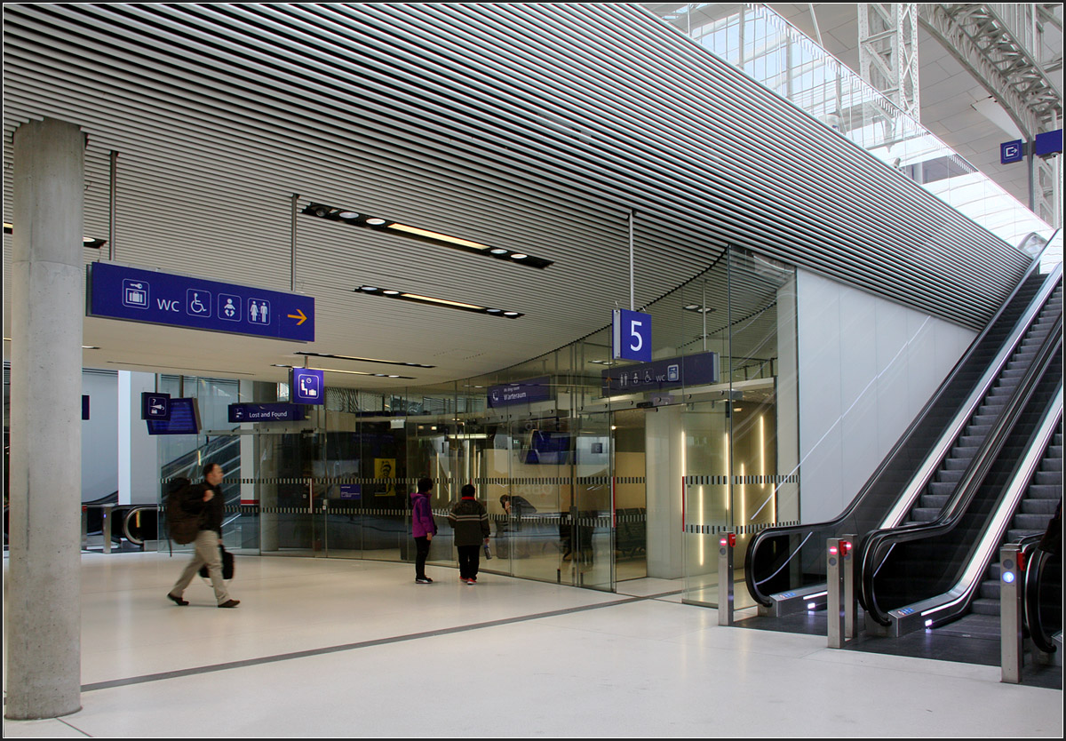 . Hauptbahnhof Salzburg -

Rundungen in verschiedenen Richtungen in der hellen Bahnsteigunterführung.

Juni 2014 (Matthias)