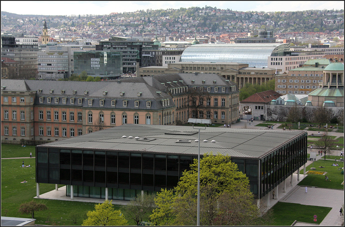 . Haus des Landtags in Stuttgart -

Das Haus des Landtags vom Turm der Musikhochschule aus gesehen.

Oktober 2006 (Matthias)