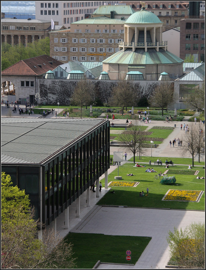 . Haus des Landtags in Stuttgart -

Blick vom Turm der Musikhochschule auf den Landtag und das Kunstgebäude. Während der bis 2016 dauernden Umbauzeit tagt der Landtag im Kunstgebäude.

Oktober 2006 (Matthias)