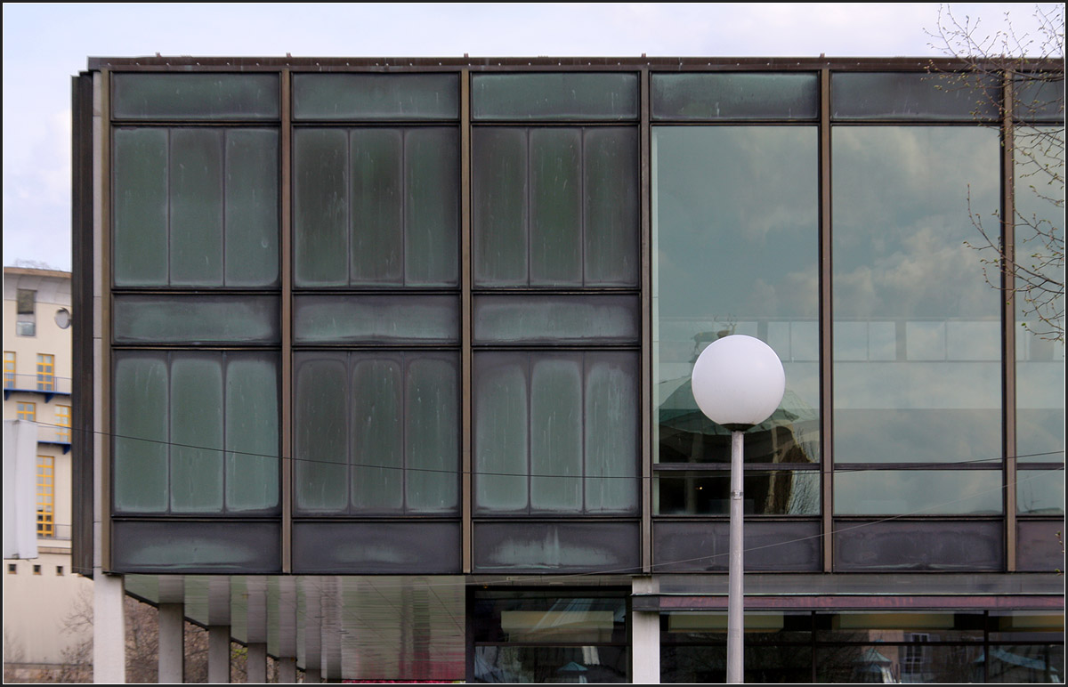 . Haus des Landtags in Stuttgart -

Die Fassade ist schon in die Jahre gekommen.

Oktober 2006 (Matthias)