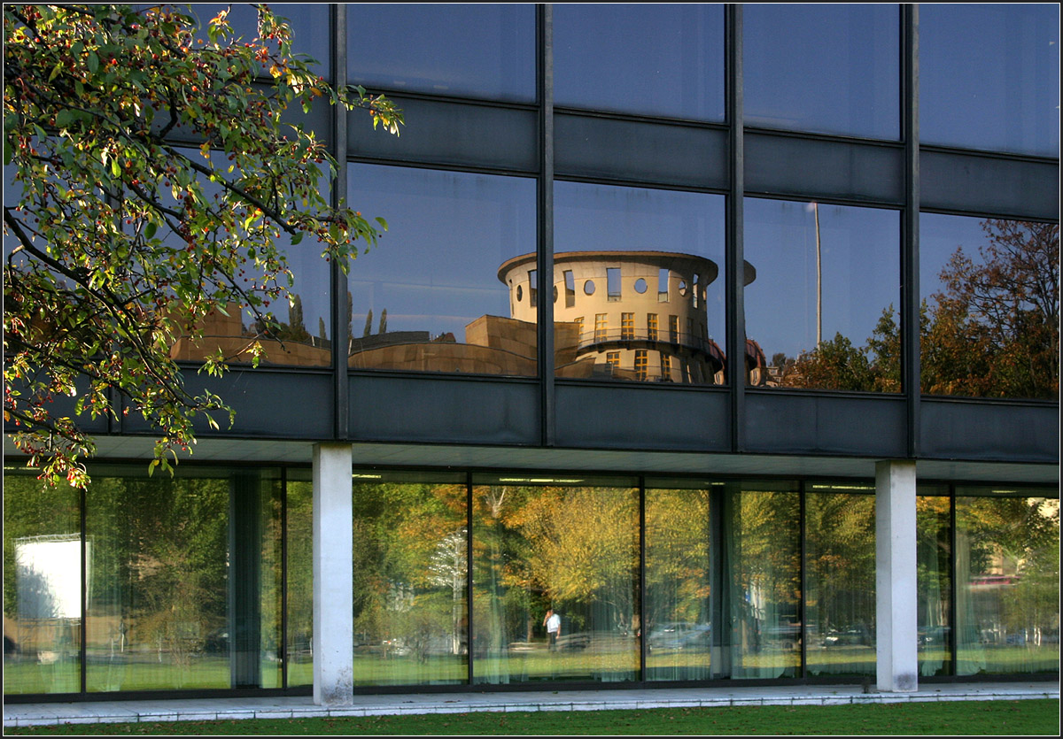. Haus des Landtags in Stuttgart -

In der Fassade spiegelt sich der Turm der Musikhochschule.

Oktober 2006 (Matthias)