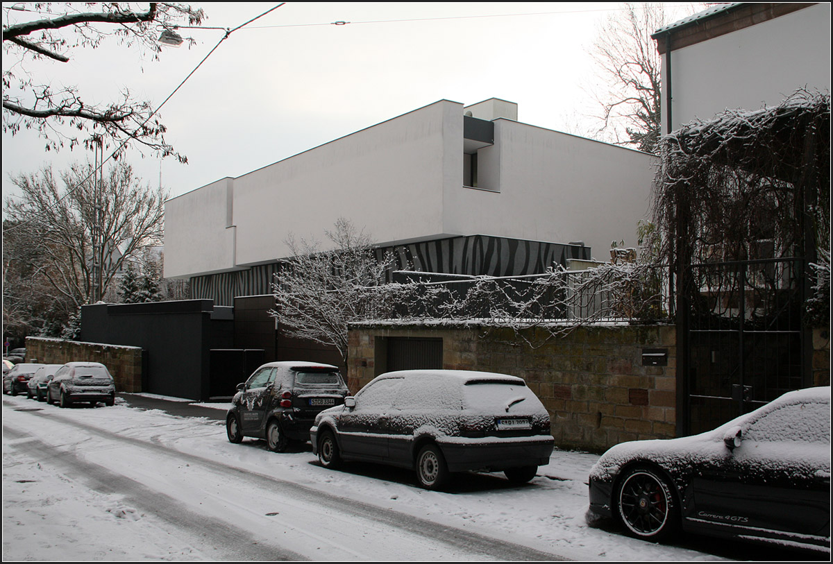 . Haus Heidehof, Stuttgart -

2008 entstand in Stuttgart das Haus Heidehof, Architekt Alexander Brenner. Während das Haus zur Straße sehr geschossen ist, öffnet es sich nach Süden zum parkartig angelegten Garten.

http://www.german-architects.com/de/alexander.brenner/projekte-3/haus_heidehof-17601

Dezember 2014 (Matthias)
