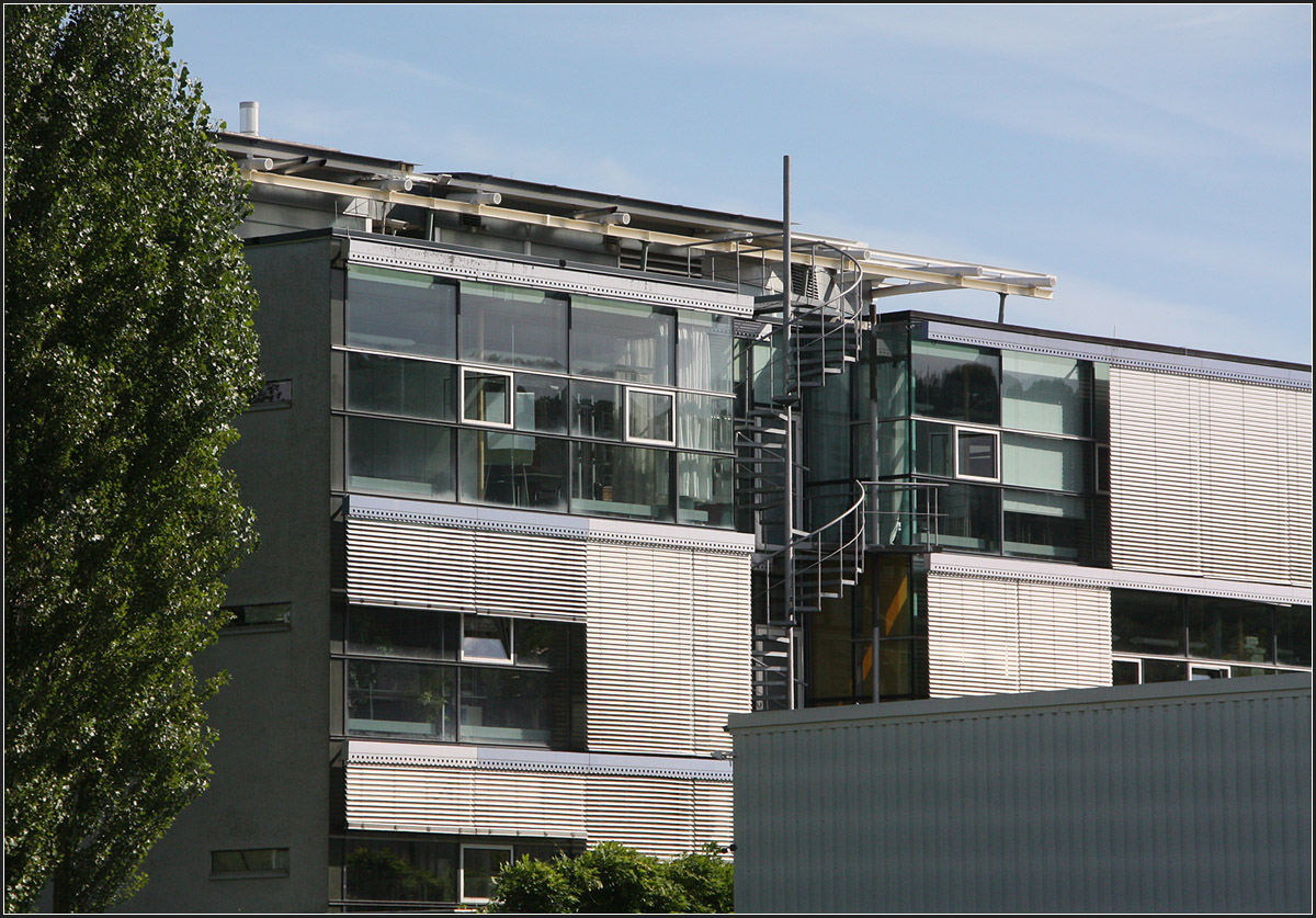 . 'Haus der Ingenieure' Herrenberg -

Die Detailansicht zeigt die filigranen Fassaden-Elemente des Hauses.

August 2014 (Matthias)