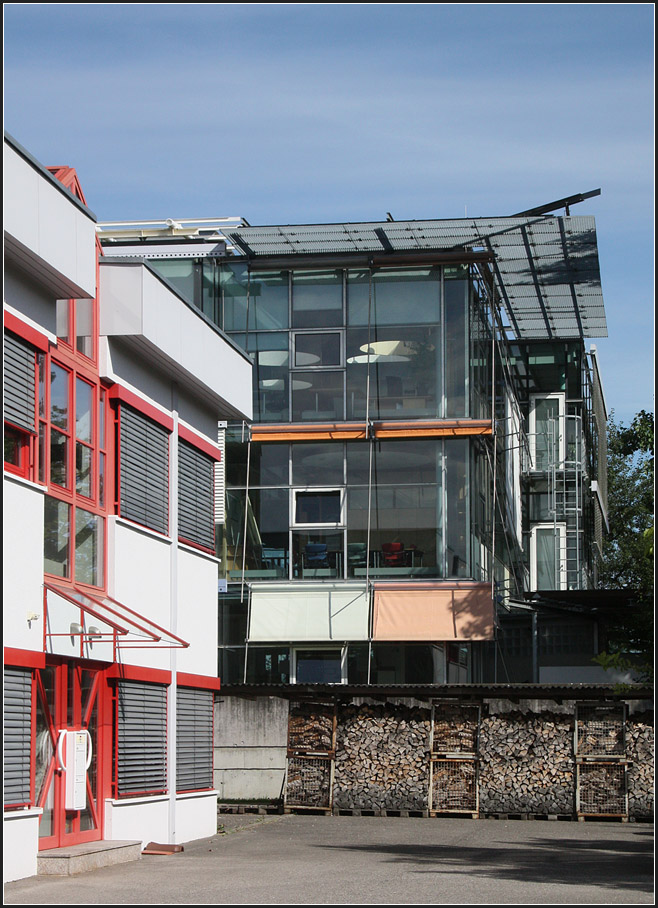 . 'Haus der Ingenieure' Herrenberg -

In einem Gewerbegebiet am Rande von Herrenberg steht das filigrane, sehr gl�serne 'Haus der Ingenieure'. Architekten: Kauffmann Theilig & Partener, Fertigstellung: 1994.

August 2014 (Matthias)