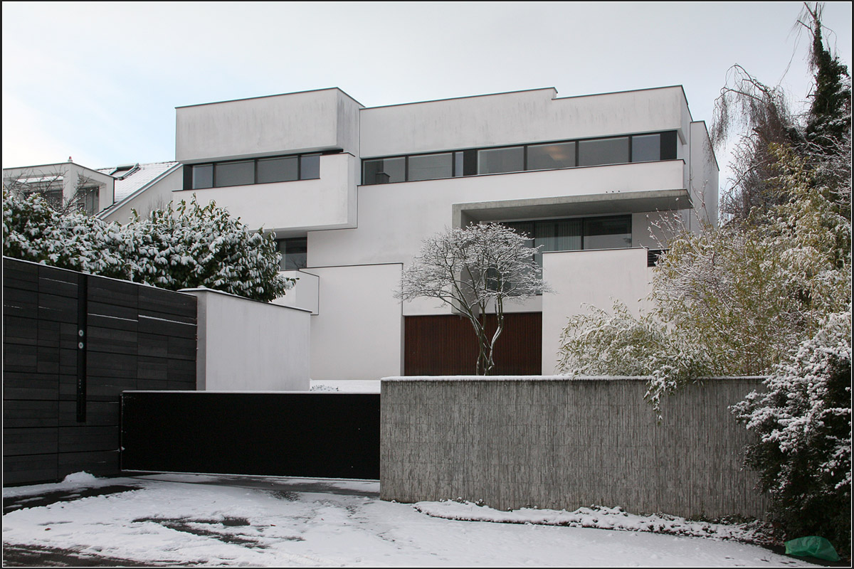 . Haus Strauss in Stuttgart -

Auf den ersten Blick nicht als Doppelhaus erkennbar ist das von Alexander Brenner geplante Gebäude in Stuttgart. Die Architektur ist ganz in der Tradition der Klassischen Moderne. Fertigstellung: 2009.

http://www.german-architects.com/de/alexander.brenner/projekte-3/haus_strauss-17600

Dezember 2014 (Matthias)