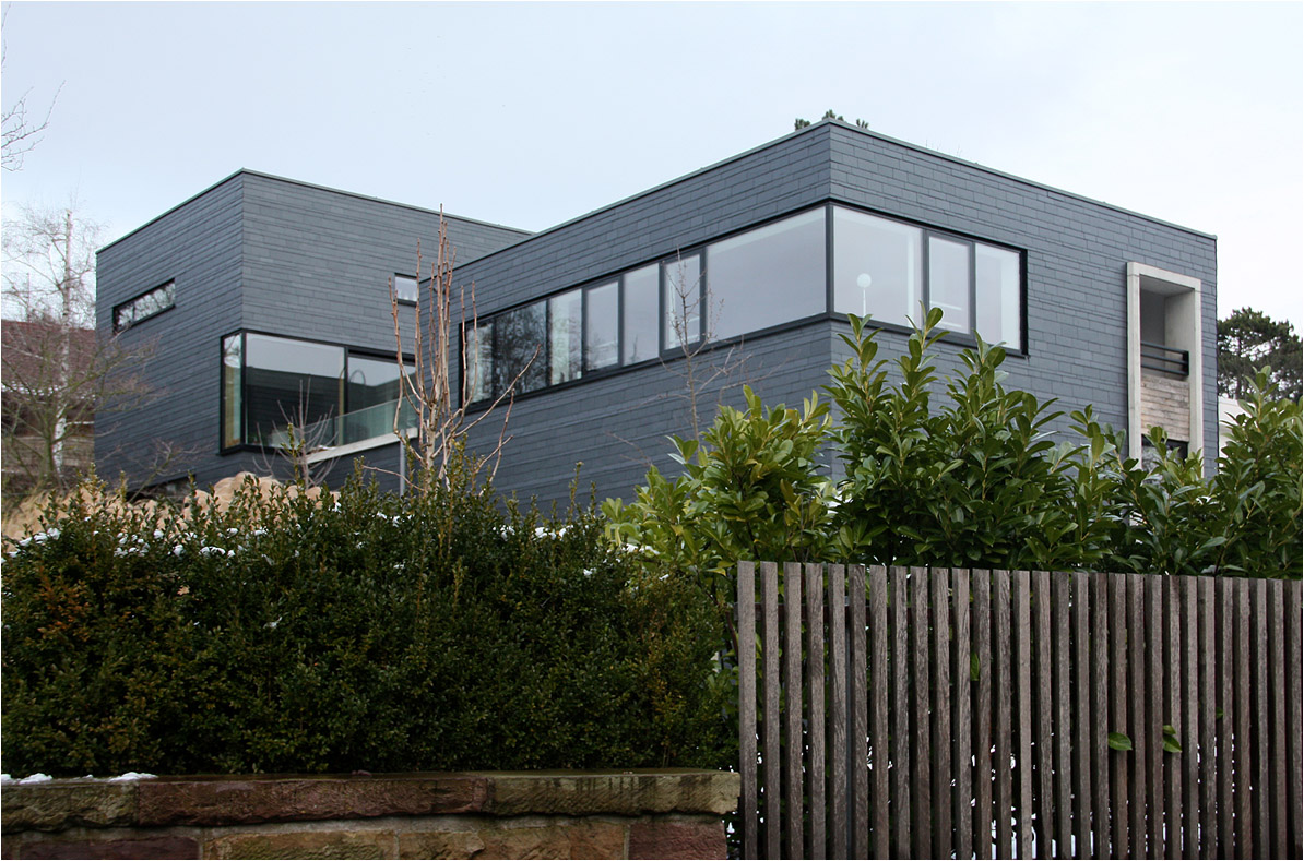 . Haus Tazzelwurm in Stuttgart -

Doppelhaus mit schönen Innenräumen in bester Aussichtslage.

Januar 2015 (Matthias)