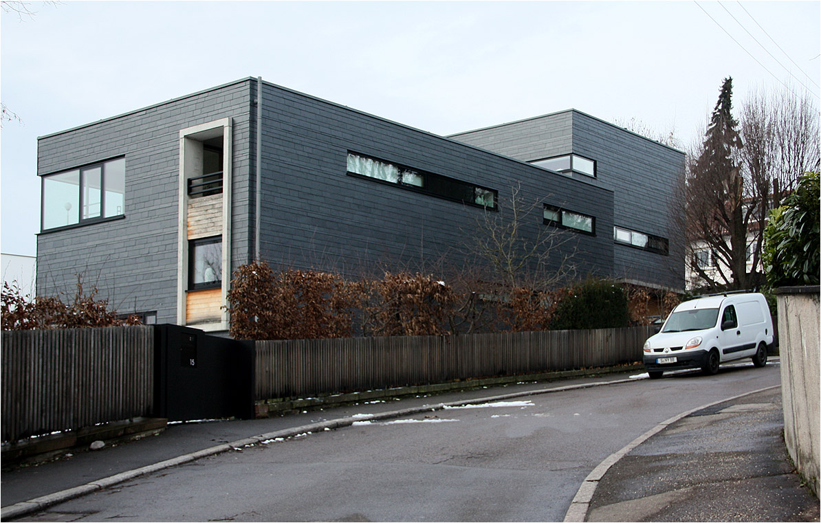 . Haus Tazzelwurm in Stuttgart -

Doppelhaus der von Architektur 109 in Stuttgart.

http://architektur109.de/werk/werk2012-wohnhaus-0.html

http://www.german-architects.com/de/projects/39296_Haus_Tazzelwurm

Januar 2015 (Matthias)