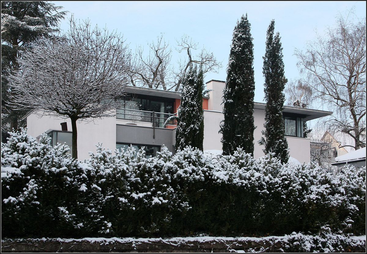 . Haus Wernhalde, Stuttgart -

Kein Neubau, obwohl mit dem ursprünglichen Altbau kein Ähnlichkeit mehr da ist, ist das 1992 fertiggestellte Haus Wernhalde von Alexander Brenner.

http://www.german-architects.com/de/alexander.brenner/projekte-3/haus_wernhalde-17605

Dezember 2014 (Matthias) 