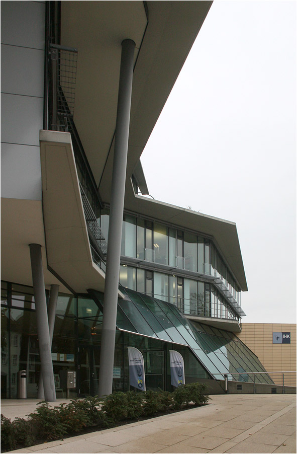 
. Haus der Wirtschaft der IHK in Kiel -

Im Innern gibt es ein über fünf Stockwerke reichendes Atrium mit eingehängten Wendeltreppen.

Oktober 2015 (M)