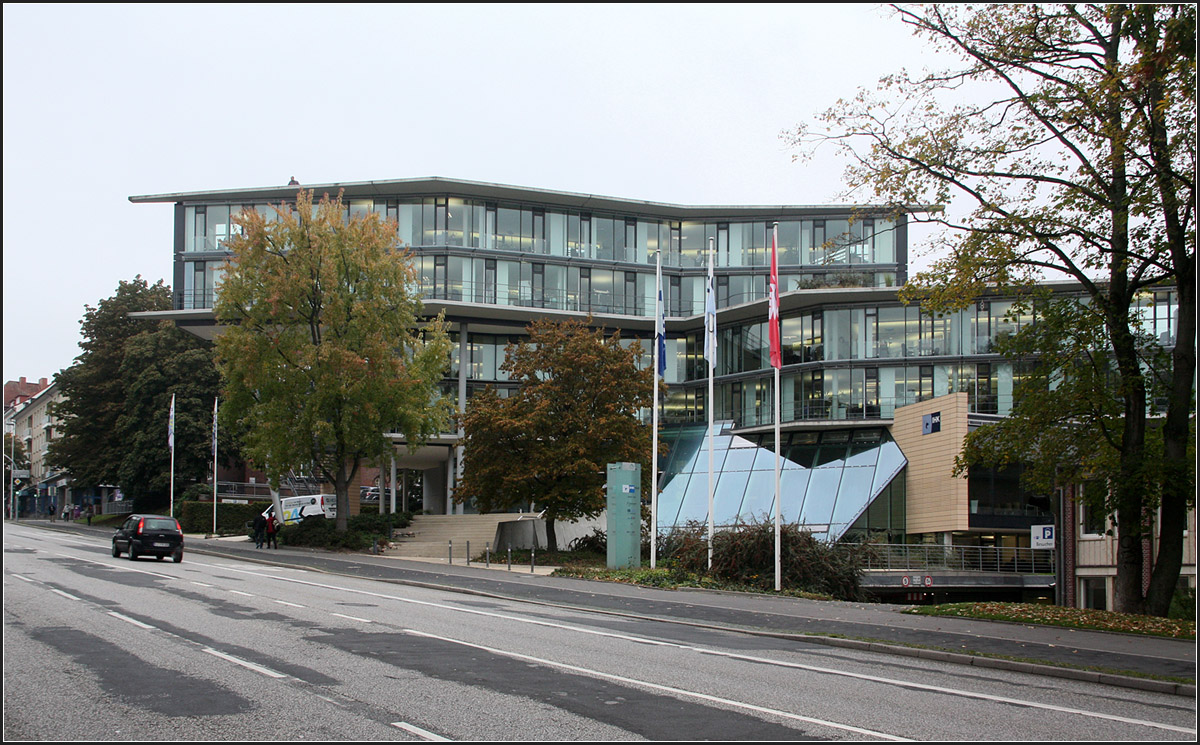 
. Haus der Wirtschaft der IHK in Kiel -

Das Gebäude bringt etwas von der durch Günter Behnisch geprägten süddeutschen Leichtigkeit in den hohen Norden. Das Gebäude wurde von Kauffmann Theilig & Partner aus Ostfildern bei Stuttgart geplant und 2004 fertiggestellt.

http://www.german-architects.com/de/ktp-architekten/projekte-3/erweiterung_industrie_und_handelskammer_zu_kiel-43165

Oktober 2015 (M)

