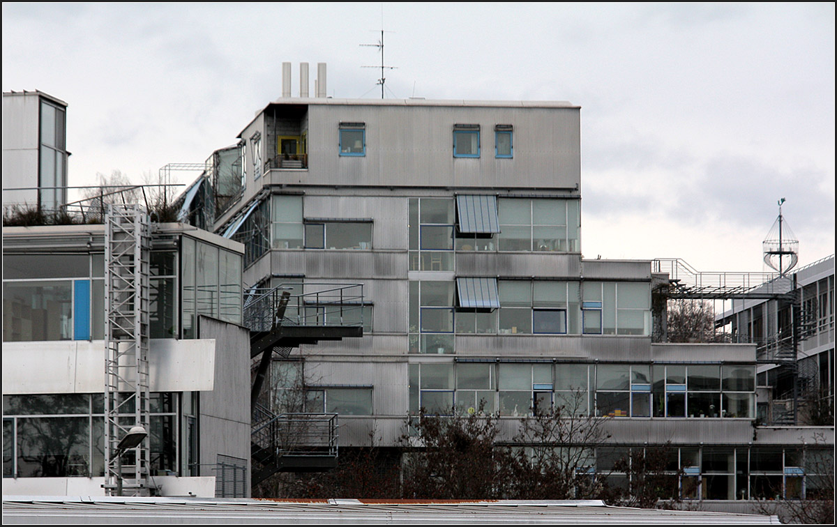 . Herbert-Keller-Haus in Stuttgart-Nord -

1994 entstand das Ergänzungsgebäude links, ebenfalls von Behnisch und Partner geplant.

Februar 2010 (Matthias)