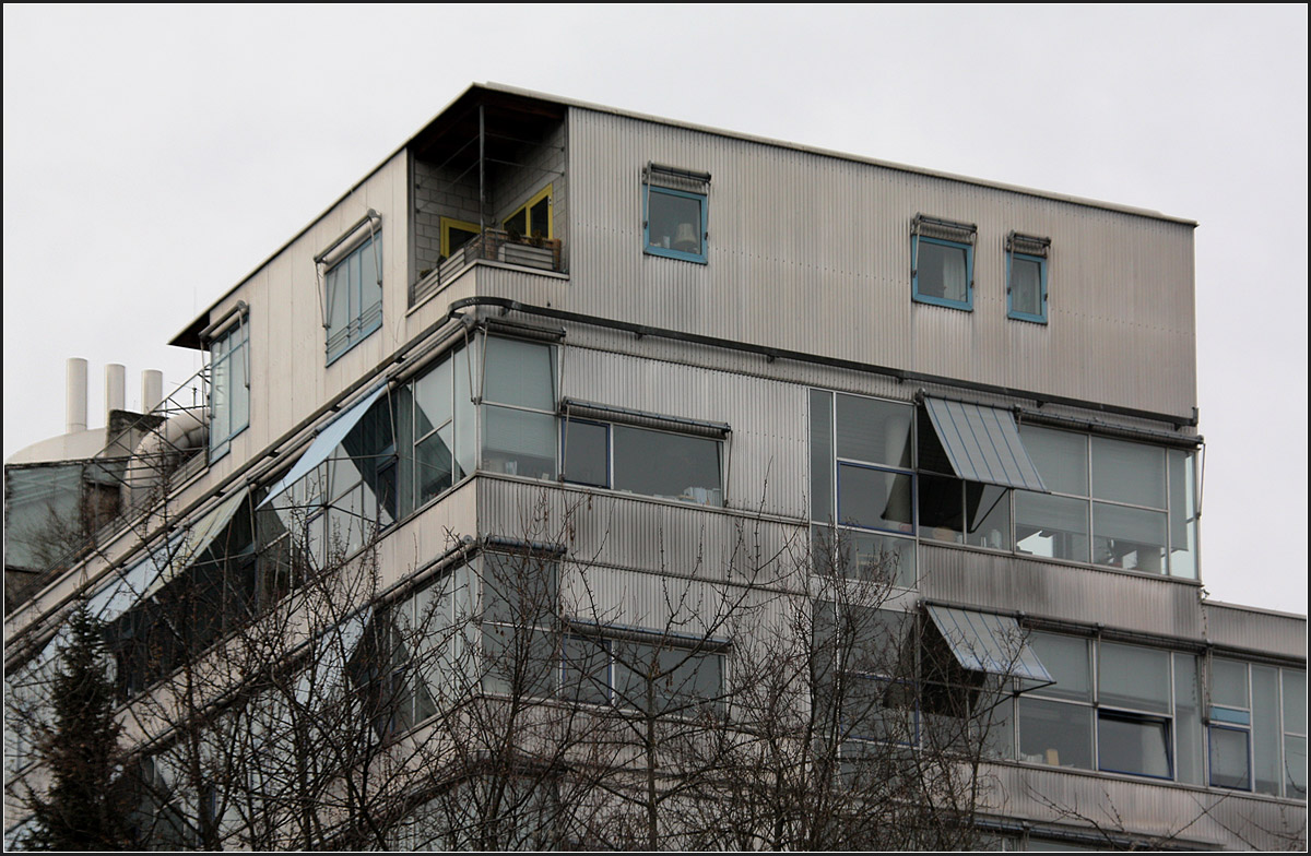 . Herbert-Keller-Haus in Stuttgart-Nord -

Die Hausmeisterwohnung lässt sich an der Fassade auch sehr gut ablesen.

Februar 2010 (Matthias)