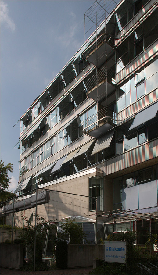 . Herbert-Keller-Haus in Stuttgart-Nord -

Die Markisen geben dem Haus eine heitere Stimmung.

September 2014 (Matthias)
