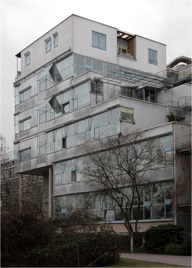 . Herbert-Keller-Haus in Stuttgart-Nord -

Die Westfassade stuft sich nach Norden hin ab. Zwischen dem höheren vorderen Bauteil und dem direkt anschließenden AOK-Gebäude befindet sich ein begrüntes Atrium mit Glasdach.

Februar 2010 (Matthias)