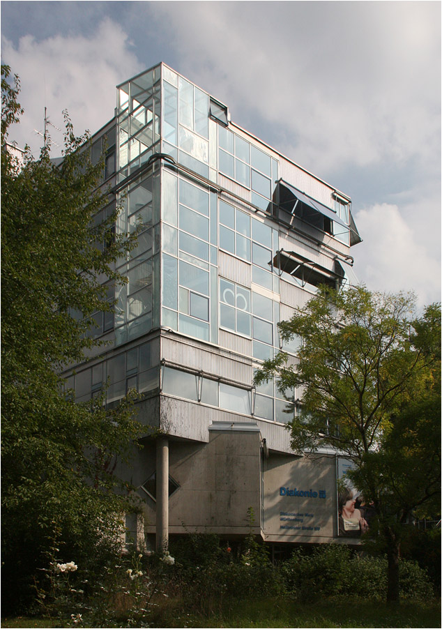 . Herbert-Keller-Haus in Stuttgart-Nord -

Hinter der gläsernen Ecke befindet sich ein Luftraum mit Wendeltreppe.

September 2014 (Matthias)