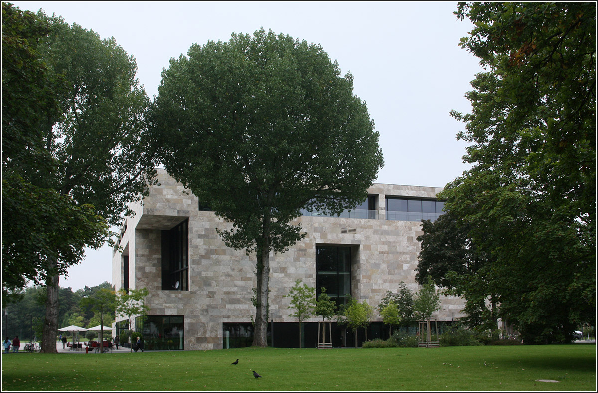 . Hörsaalzentrum und Casinoanbau im Campus Westend, Frankfurt am Main -

Die Ostfassade des Hörsaalzentrums.

September 2014 (Matthias)

