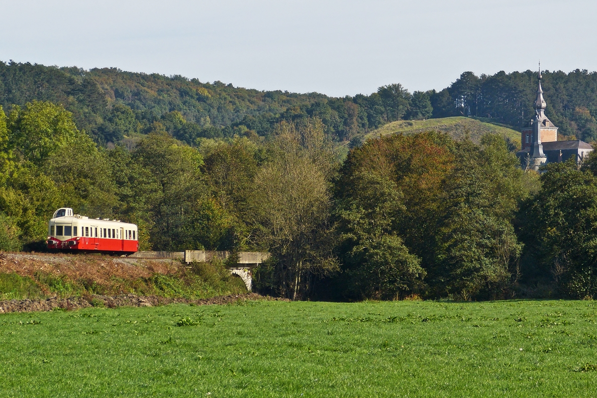 . In der wunderschnen herbstlichen Landschaft des Viroinval wirkt der ex SNCF Picasso XBD 3998  Nancy  der Museumsbahn CFV3V (Chemin de Fer  Vapeur des 3 Valles) sehr klein. Er hat soeben das mrchenhafte Schloss des Baron de Hamal in Vierves-sur-Viroin hinter sich gelassen und den Bach Viroin berquert auf seinem Weg von Treignes nach Mariembourg. (Hans)
