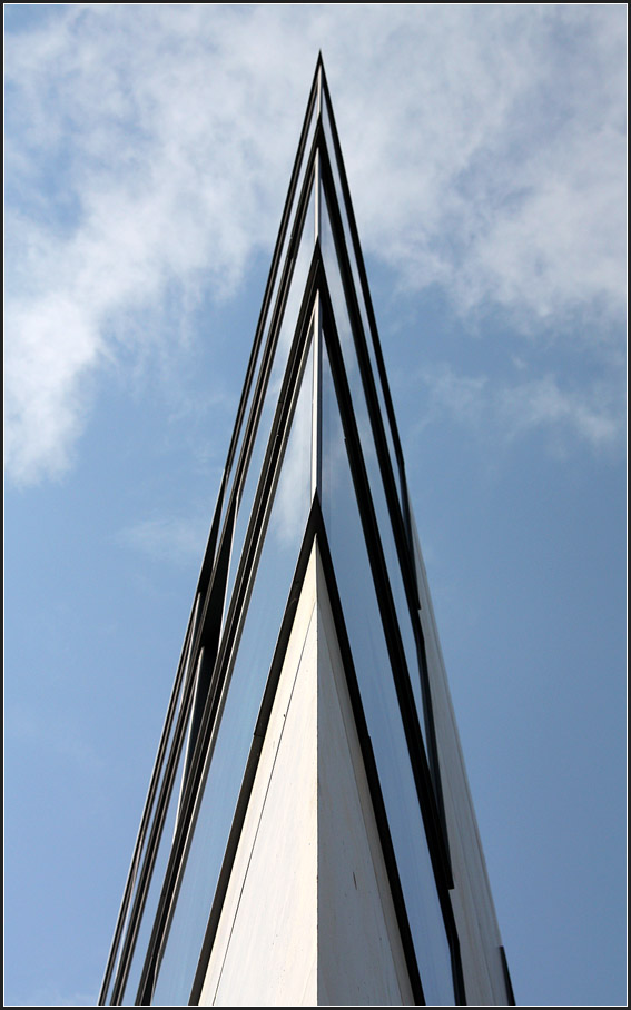 . Kaufhaus Münstertor in Ulm -

Aufgrund der dreieckigen Grundstücksform ergab sich nach Osten hin diese spitzige Form.

März 2009 (Matthias)