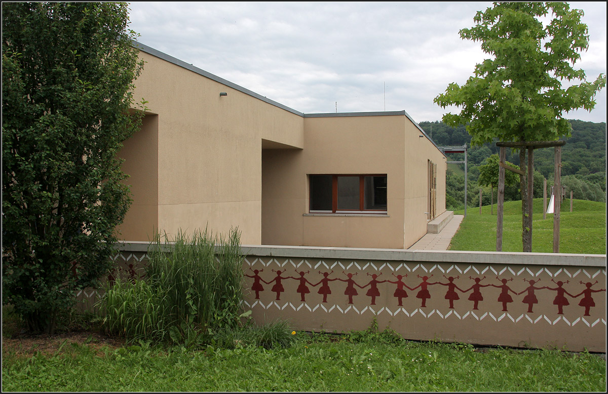 . Kindergarten 'Badener Hof' in Heilbronn -

Die Bemalung mit den Figuren wurde von den Architekten selbst angefertigt.

Juni 2010 (Matthias)
