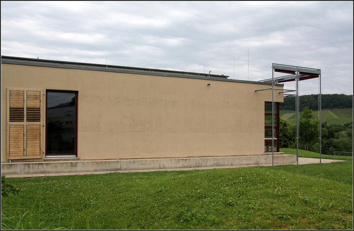 . Kindergarten 'Badener Hof' in Heilbronn -

Ein flacher Bau mit nur wenigen Fensteröffnungen.

Juni 2010 (Matthias)