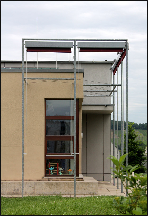 . Kindergarten 'Badener Hof' in Heilbronn -

Vorgestellter Sonnenschutz auf der Gartenseite.

Juni 2010 (Matthias)