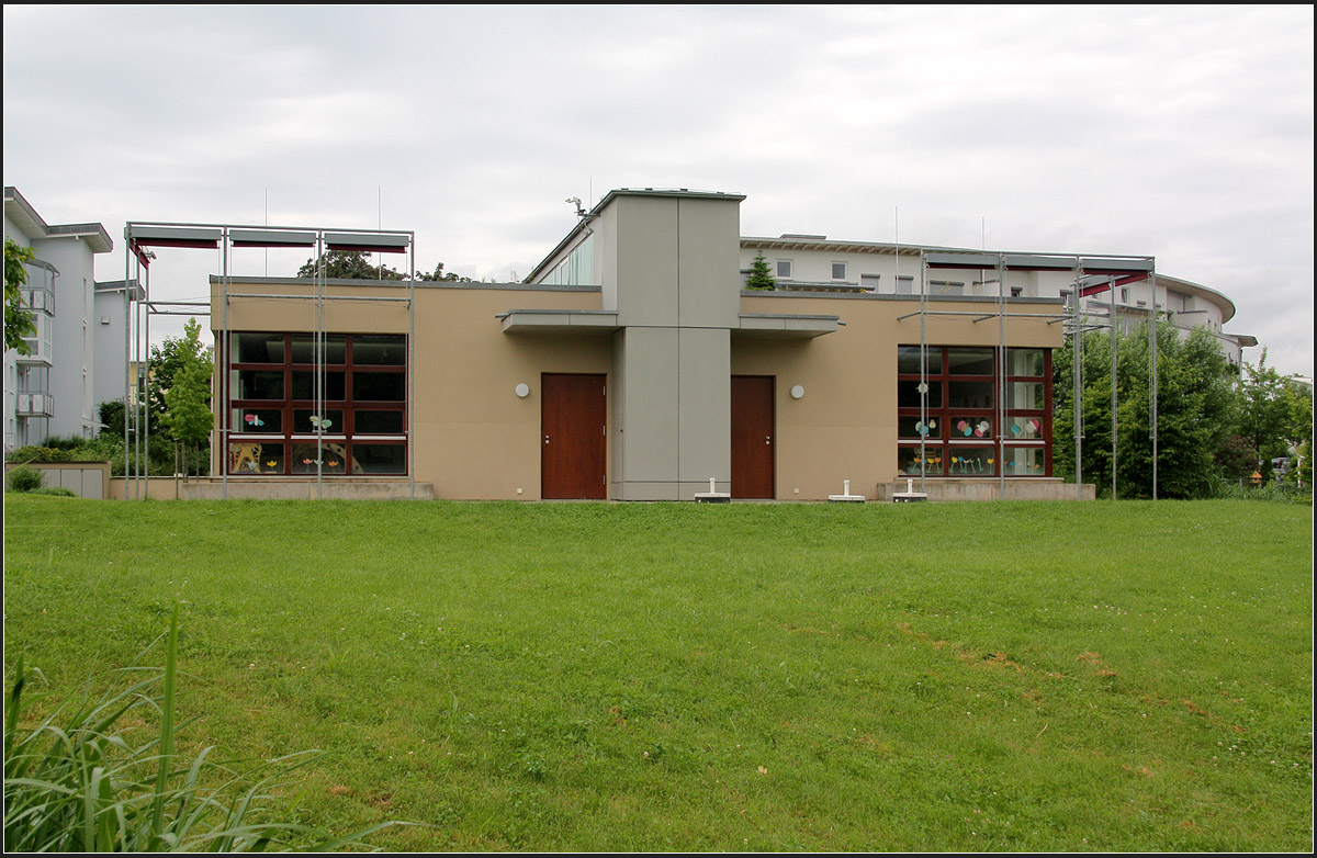 . Kindergarten 'Badener Hof' in Heilbronn -

Im Wohngebiet 'Badener Hof' im Osten von Heilbronn steht seit 2004 ein Kindergarten, geplant von Lederer, Ragnarsdóttir, Oei.

http://www.archlro.de/de/projects/projects-health-and-education/kindergarten-heilbronn?order=years

Juni 2010 (Matthias)