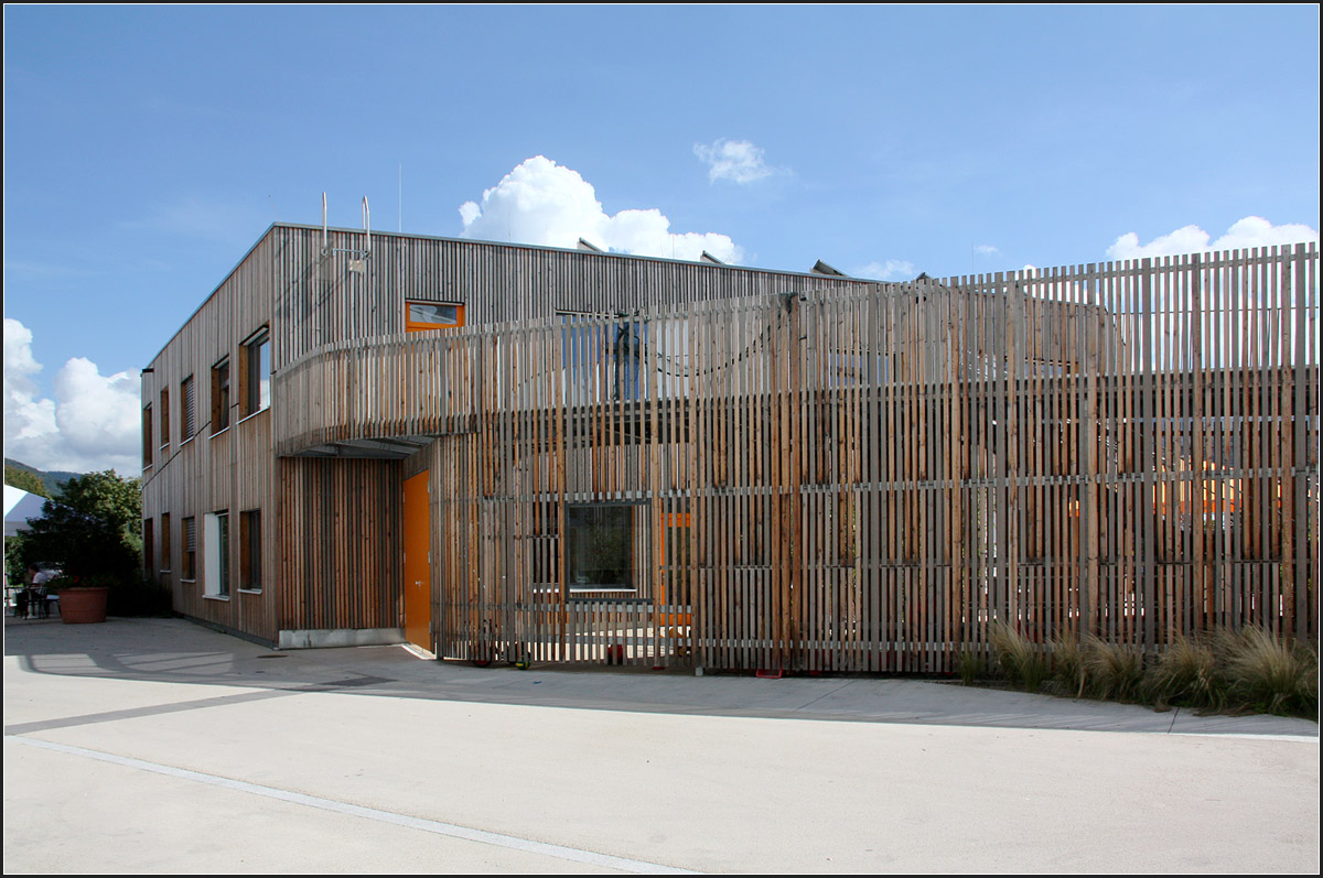 . Kindertagesstätte 'Schwetzinger Terrasse' in Heidelberg -

Gebäude und Garten bilden eine durch die Holzverkleidung bzw. den Holzzaun eine Einheit.

August 2014 (Matthias)