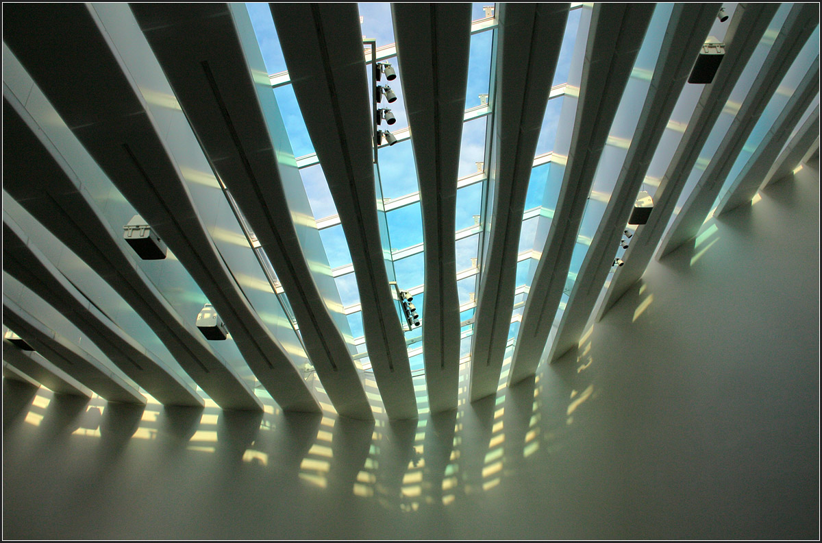 . Kirche am Meer in Schillig -

Das durch das Glasdach einfallende Licht wird durch Lamellen gefiltert.

November 2012 (Matthias)