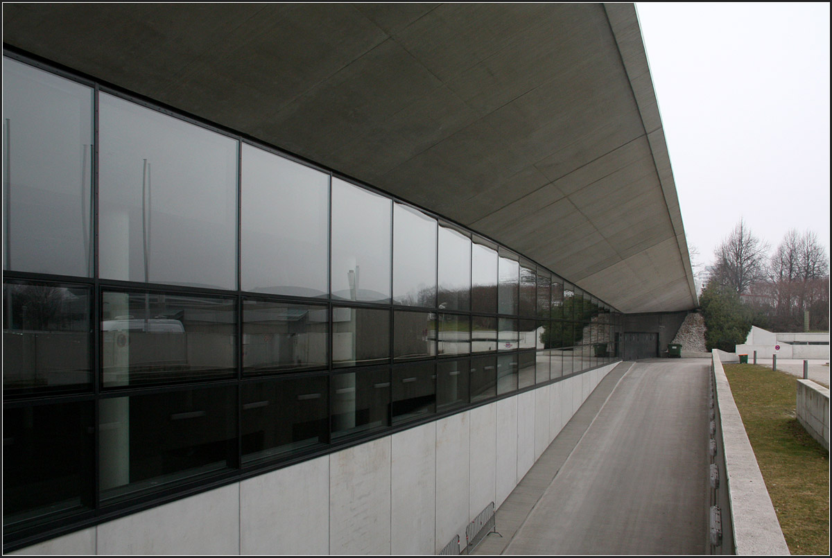 . Kleine Olympiahalle in München -

Die Glasfassade der Halle unter einem flachen Betonbogen.

März 2015 (Matthias)