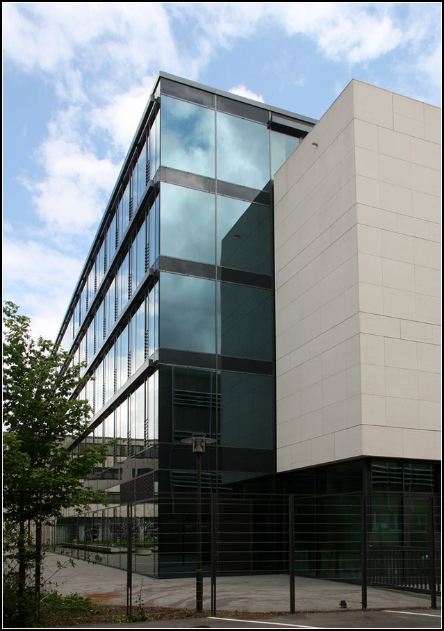 . Kreissparkasse Memmingen -

Die Nordfassade zum Hof hin wurde komplett verglast.

Mai 2014 (Matthias)