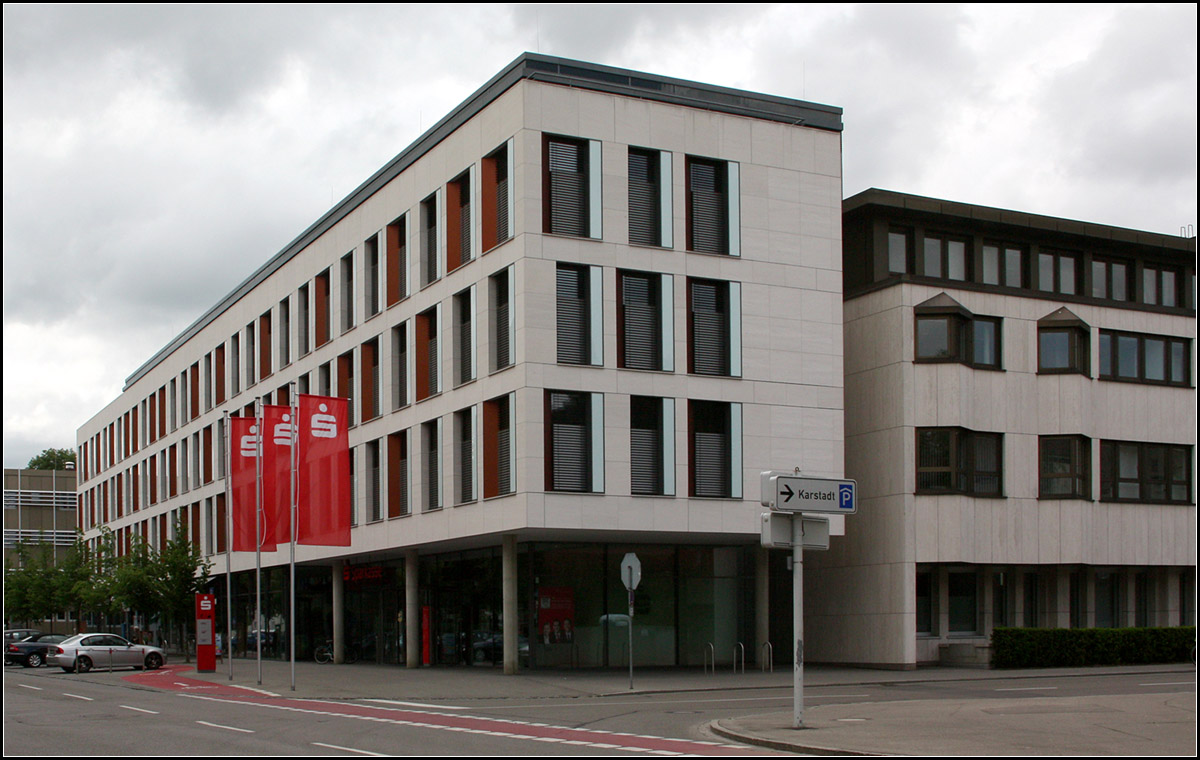 . Kreissparkasse Memmingen -

Kreissparkasse Memmingen von Auer Weber Architekten, Fertigstellung: 2010. Während das Erdgeschoss und das Dachgeschoss verglast sind, ist der wesentliche Teil des Gebäudes zur Straße hin mit Naturstein verkleidet.

http://www.auer-weber.de/de/projekte/details/sparkasse-memmingen.html

Mai 2014 (Matthias)