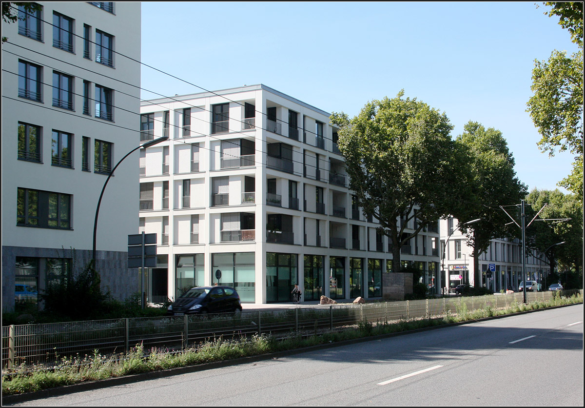 . Kurfürsten Carré in Heidelberg -

2014 wurden in Heidelberg das Kurfürsten Carré und der Kurfürstenhof fertig, beide geplant von Auer Weber und Partner. In Bildmitte das Kurfürsten Carré, rechts kann der Kurfürstenhof erkannt werden. 
August 2014 (Matthias) 

