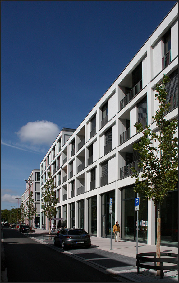 . Kurfürsten Carré in Heidelberg -

Die Südfassade entlang der Bahnhofstraße. Die Erdgeschosszone des Kurfürsten Carrés wird für Einzelhandel genutzt. Darüber befinden sich Wohnungen.

August 2014 (Matthias)