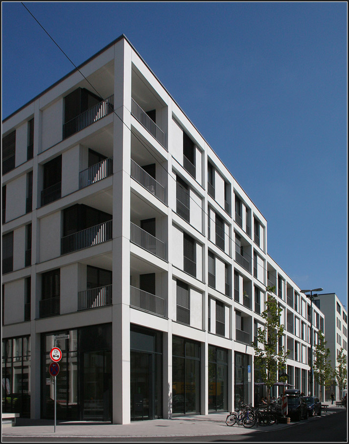 . Kurfürsten Carré in Heidelberg -

Fassade mit schöner Struktur und Tiefe, die auch Schatten werfen lässt.

August 2014 (Matthias)