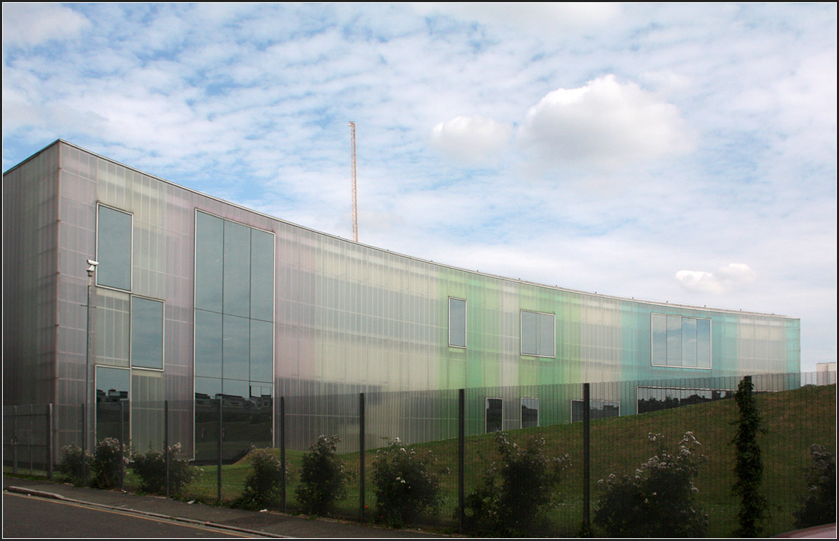 
. Laban Dance Centre in London-Deptford -

Die gebogene westliche Fassade.

Juni 2015 (M)
