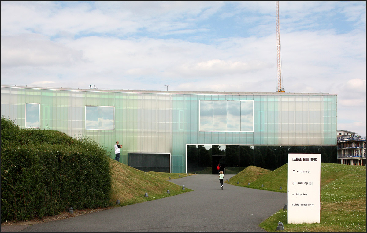 . Laban Dance Centre in London-Deptford -

Das mit farbiger transluzenter Fassade versehen Gebäude wurde entworfen von den Basler Architekten Herzog & de Meuron und 2003 eröffnet.

https://www.herzogdemeuron.com/index/projects/complete-works/151-175/160-laban-dance-centre.html

Westfassade mit Eingang.

Juni 2015 (M)

