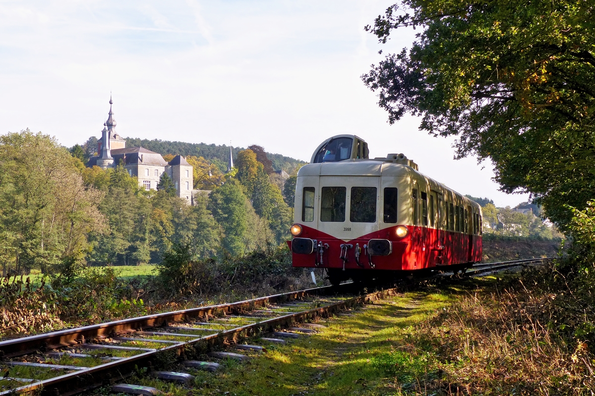 . Licht und Schatten wechselten sich ab am noch etwas nebeligen Morgen des 28.09.2014, als der ex SNCF Picasso XBD 3998  Nancy  der Museumsbahn CFV3V (Chemin de Fer  Vapeur des 3 Valles) am Schloss des Baron de Hamal in Vierves-sur-Viroin in Richtung Mariembourg vorbeifuhr.
(Jeanny)