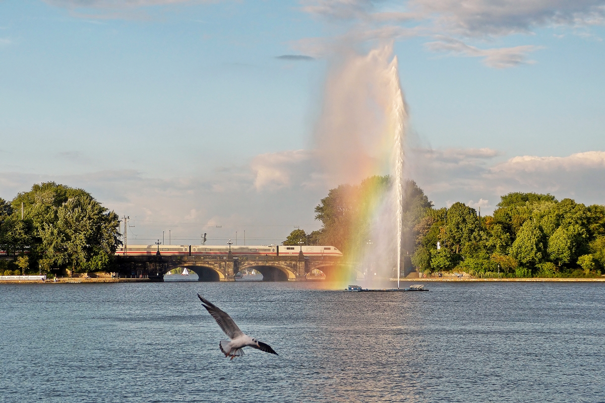 . Lichtspielereien an der Lombardsbrcke in Hamburg -  Whrend die Fontaine der Binnenalster am 17.09.2013 einen stimmungsvollen knstlichen Regenbogen erzeugt, berquert ein ICE 1 die Brcke auf seinem Weg zum Hamburger Hauptbahnhof. (Jeanny)