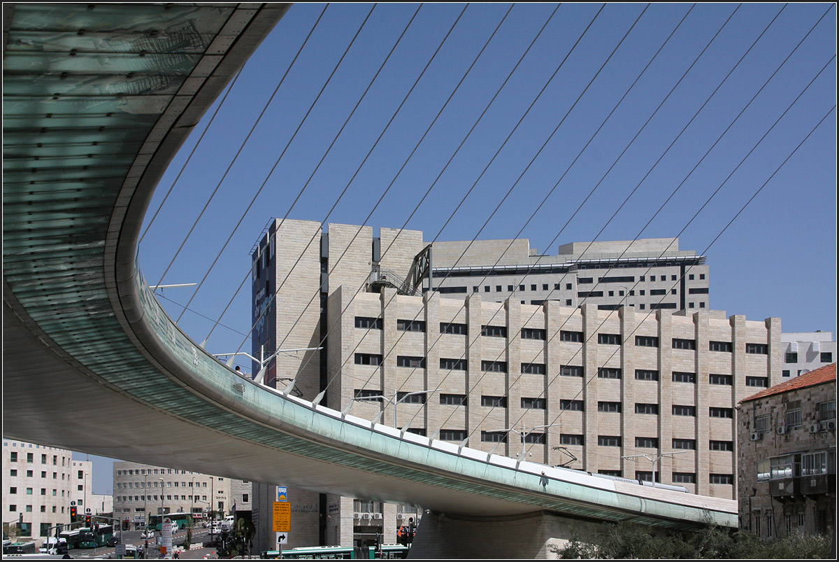 . Light Rail und Fußgängerbrücke in Jerusalem - 

März 2014 (Matthias)