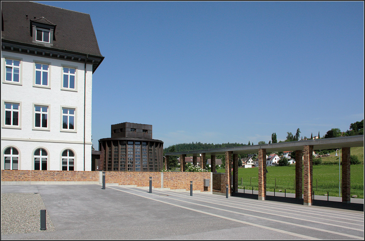 . Marianum Kloster Hegne, Allensbach - 

Blick über den großzügigen Eingangshof zum gesonderten Bauteil für den 'Raum der Stille'. Für diesen Raum wurden die Glasfenster eine früheren größern Kapelle wiederverwendet.

Juni 2013 (Matthias)