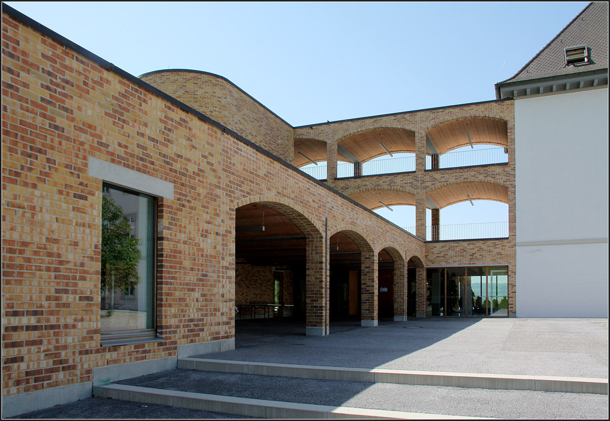 . Marianum Kloster Hegne, Allensbach - 

Der Eingang befindet sich im Zwischenbau und der 'Brücke'.

Juni 2013 (Matthias)