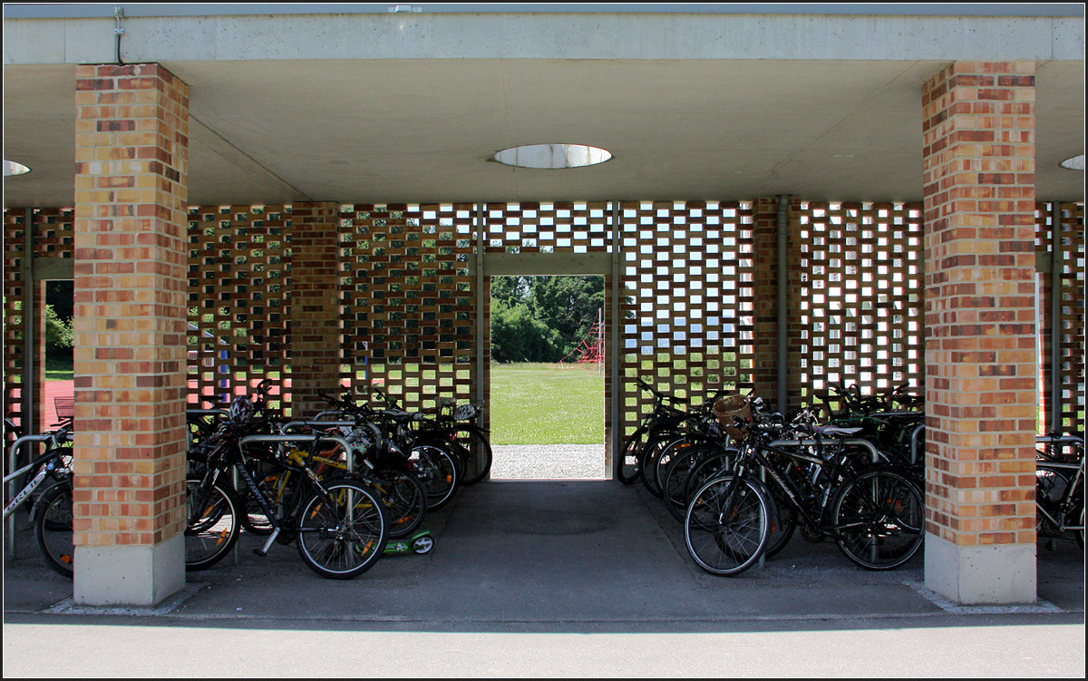 . Marianum Kloster Hegne, Allensbach - 

Verschiedene Funktionen wurden in die nördliche Mauer integriert, wie unter anderm Fahrrad- und Auto-Stellplätze. 

Juni 2013 (Matthias)