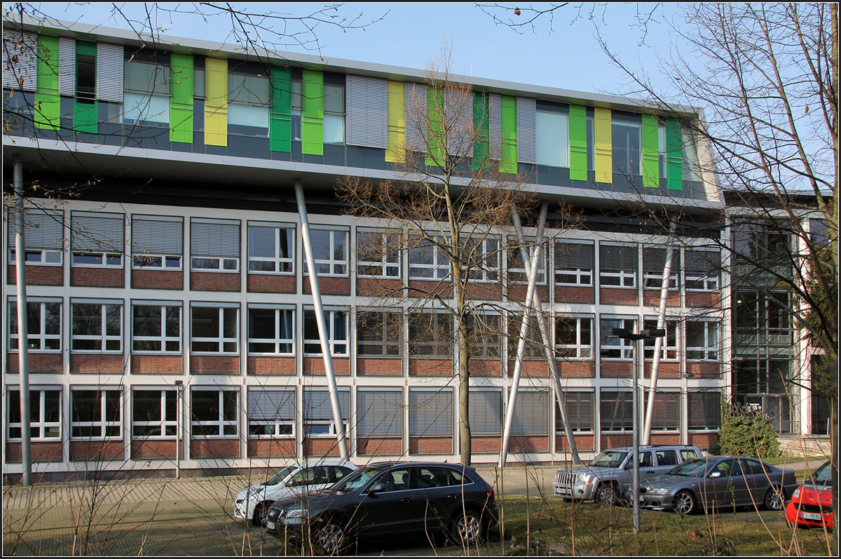 . Maybachschule Stuttgart-Bad Cannstatt -

Da der Altbau aus den fünfziger Jahren kein weiteres Stockwerk tragen konnte, steht der neue Bauteil auf eigenen, schräg gestellten Stützen.

März 2011 (Matthias)