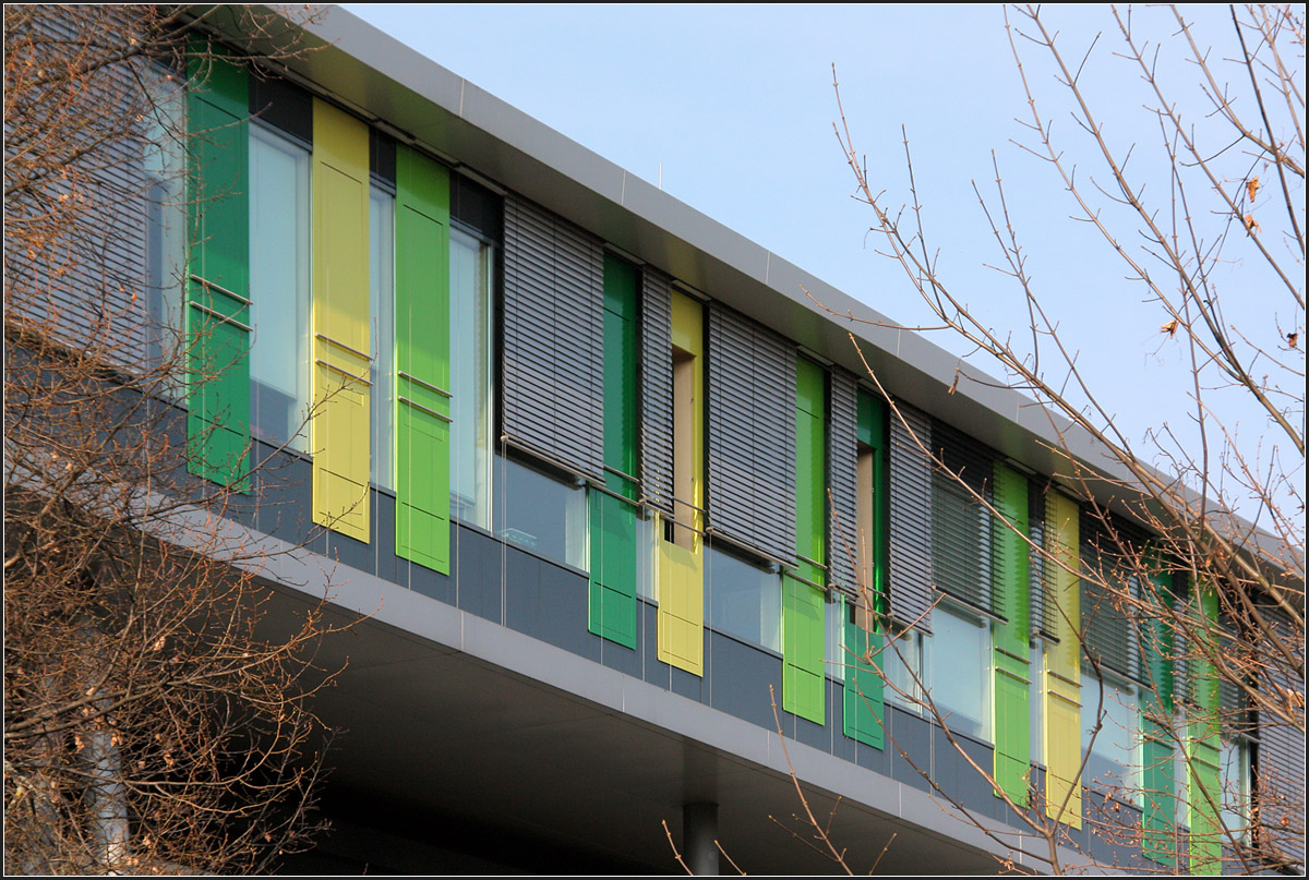 . Maybachschule Stuttgart-Bad Cannstatt -

Gelb und Grün sind die vorherrschenden Farben der Schulerweiterung.

März 2011 (Matthias)